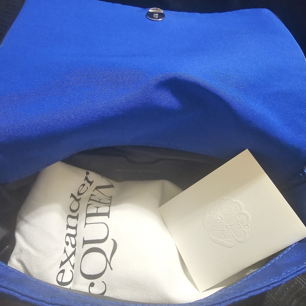 Alexander McQueen Skull Faille Cross-body Bag - Picture 10 of 13